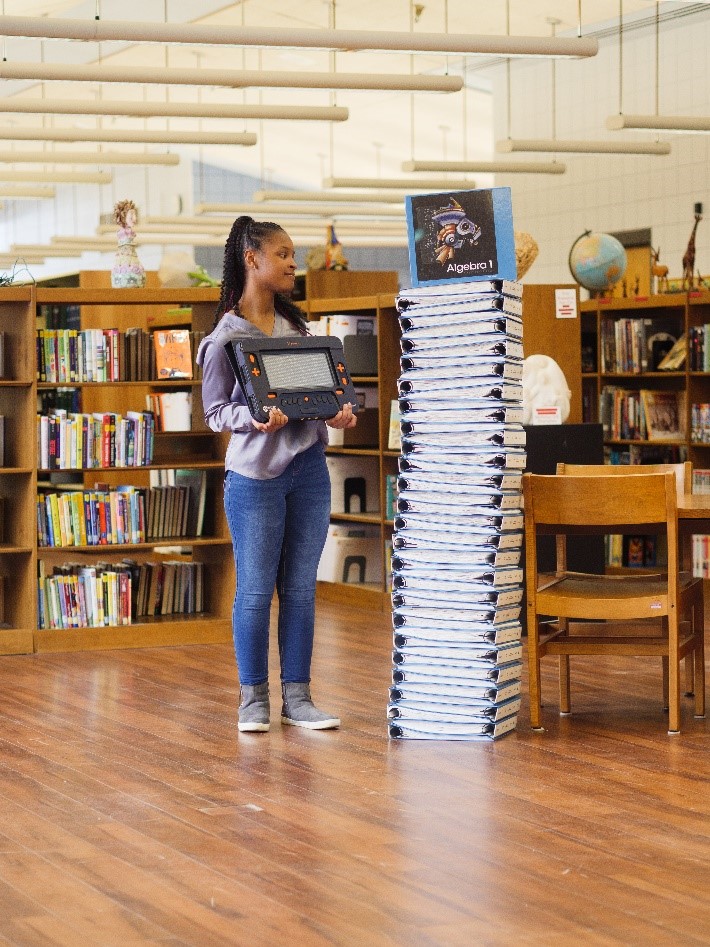 MONARCH - Vue d'une pile de classeurs braille d'algèbre comparé à la taille du Monarch